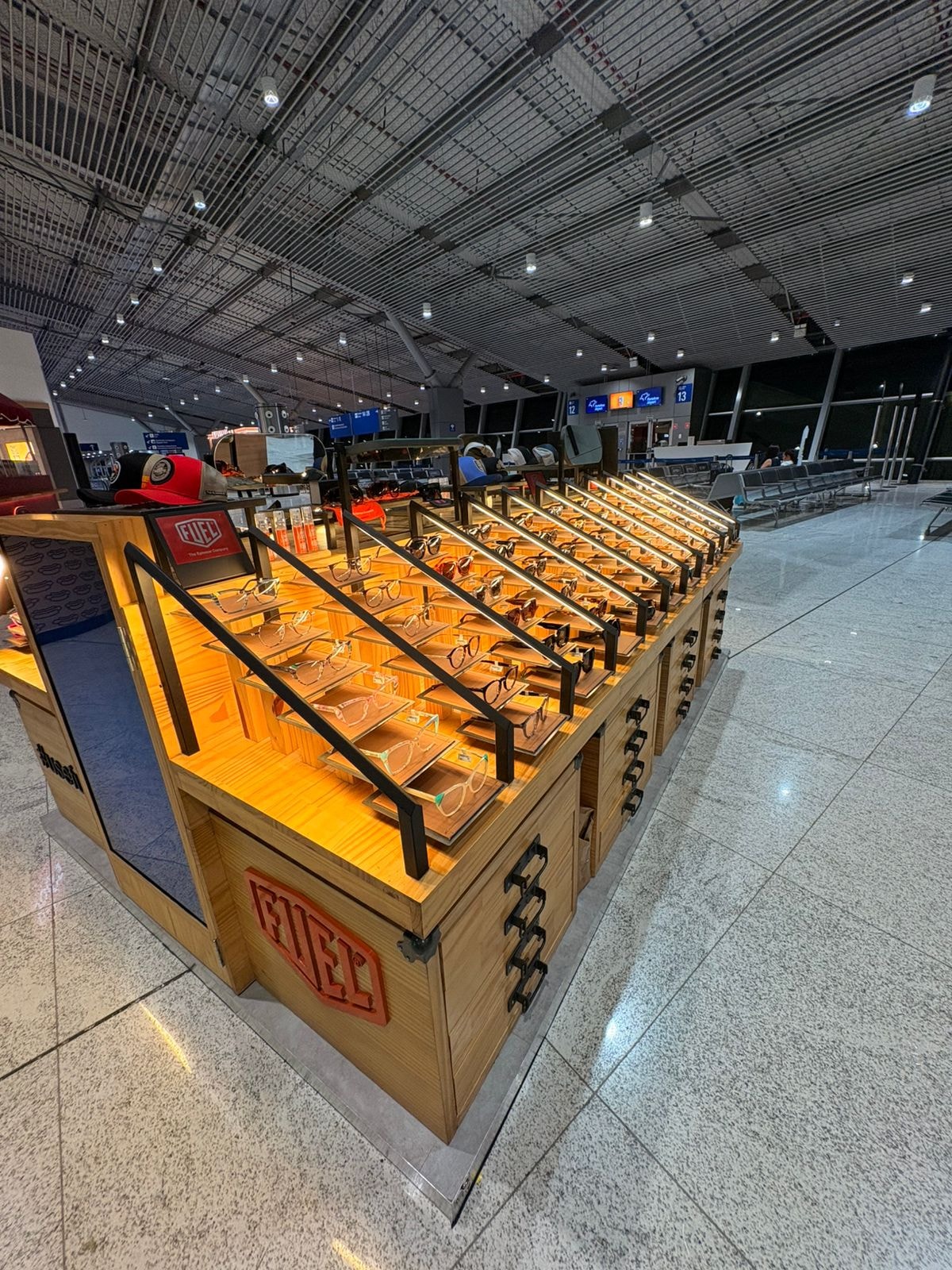 Quiosque Fuel Eyewear em aeroporto