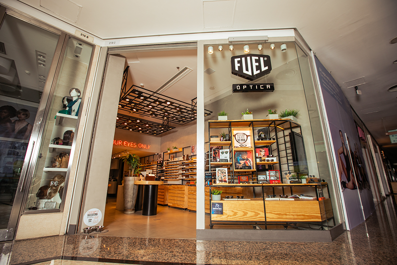 Fachada e interior de loja Fuel Ótica